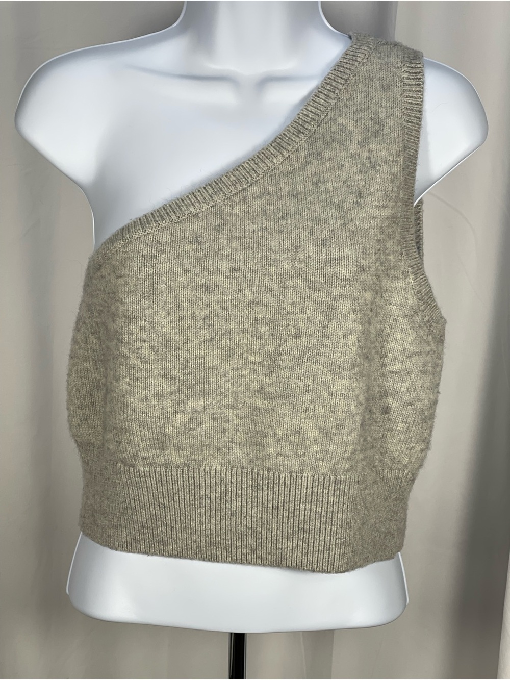 GSTQ Wool/Cashmere mix One-Shoulder Knit Crop Top in Heather gray. Sz L Summer